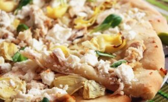 Пицца с артишоком и беконом
