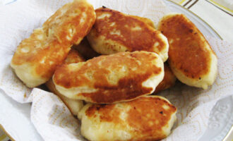 Творожные пирожки с яблоками жареные