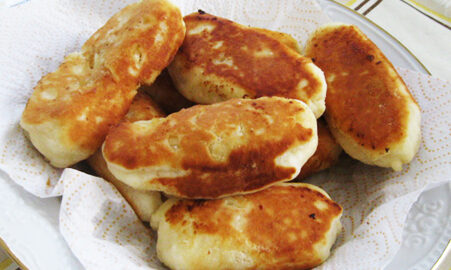 Творожные пирожки с яблоками жареные