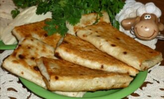 Лаваш с сыром и зеленью на сковороде Бртуч