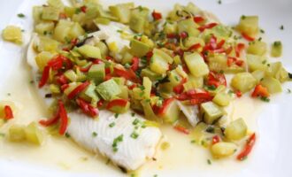 Тилапия запеченная с кабачками