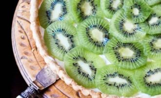 Миндальный пирог с киви