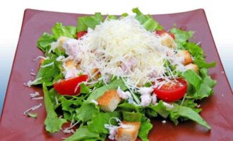 Салат «Цезарь» с цыпленком и грибами