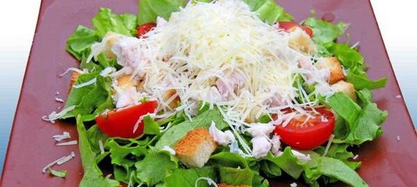 Салат «Цезарь» с цыпленком и грибами