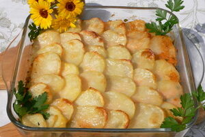 Деревенская запеканка с копченой курицей и сыром