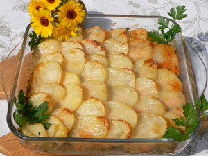 Деревенская запеканка с копченой курицей и сыром