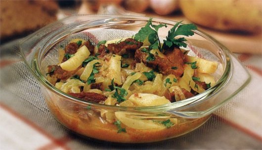 Азу по-татарски с солеными (маринованными) огурцами и картошкой