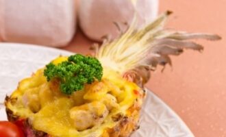 Ананасы, фаршированные куриным филе и запечённые под сыром