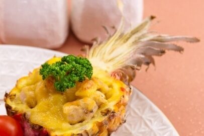 Ананасы, фаршированные куриным филе и запечённые под сыром