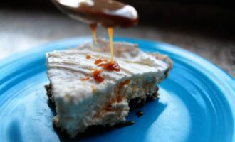 Безе с мороженым под карамельным соусом
