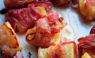 Запеченный с беконом ананас