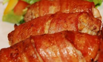 Мини-колбаски в беконе