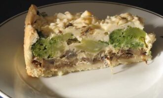 Пирог с брокколи и грибами