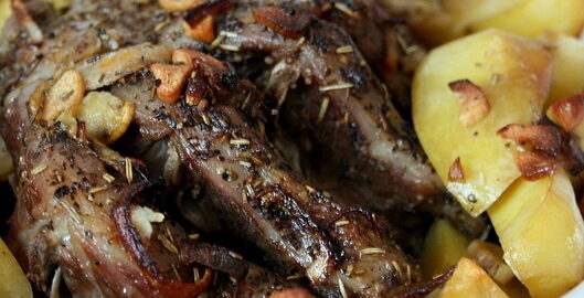 Баранина с чесноком и розмарином