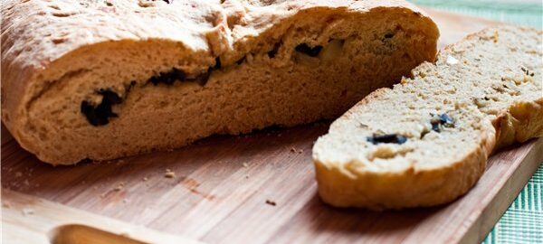 Хлеб с чесноком и оливками