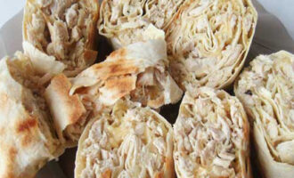 Рулеты из лаваша с курицей, грибами и плавленым сыром