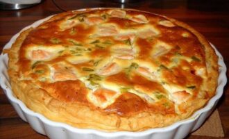 Открытый пирог с лососем и спаржей