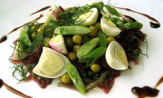 Салат из морской капусты с перепелиными яйцами