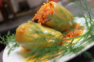 Перец фаршированный овощами