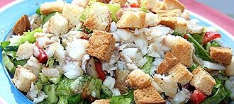 Салат с рыбой и сухариками
