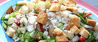 Салат с рыбой и сухариками