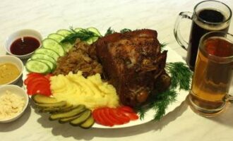 Свиная рулька в тёмном пиве с квашеной капустой