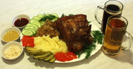 Свиная рулька в тёмном пиве с квашеной капустой