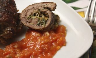Мясной рулет в отбивной из телятины
