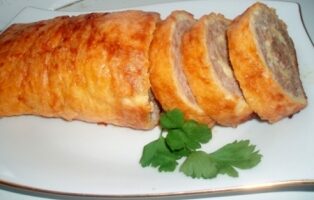 Мясной рулет из фарша с макаронами
