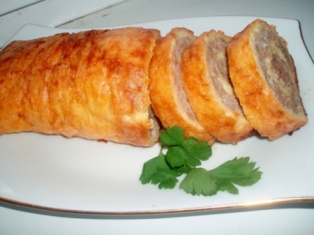 Мясной рулет из фарша с макаронами