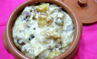 Горшочки с куриным фаршем и грибами