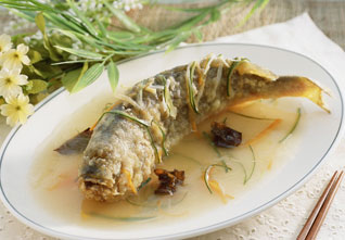 Налим, запеченный с яйцом и молоком