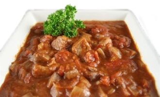 Гуляш с овощами