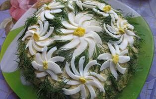 Мясной салат "Ромашка" с сыром и яйцом