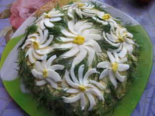 Мясной салат "Ромашка" с сыром и яйцом