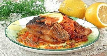 Налим, тушеный с грибами и огурцами