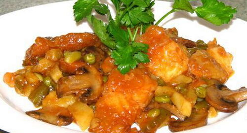 Линь, тушенный с вином и шампиньонами