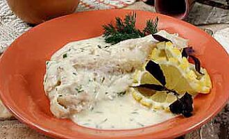 Окунь речной с луковым соусом