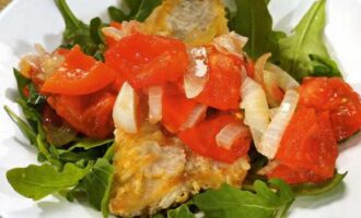Линь с запеченными помидорами и перцами