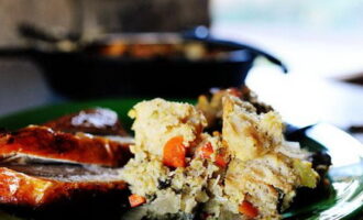 Жареный хлеб с устрицами и овощами