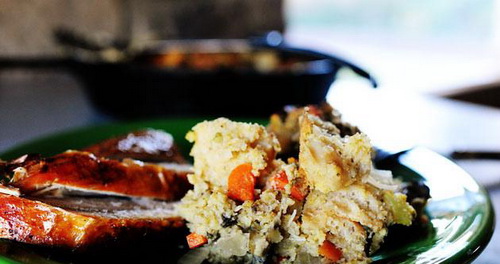 Жареный хлеб с устрицами и овощами