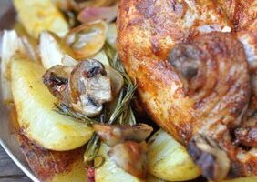 Курица в духовке, запечённая с картошкой и грибами