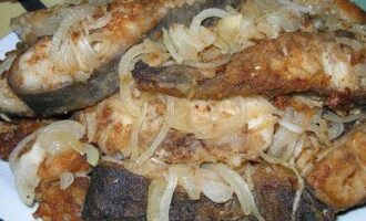 Сом, запеченный в углях