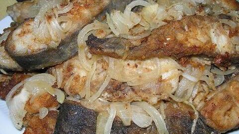 Сом, запеченный в углях