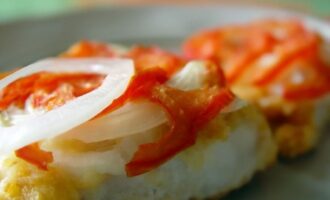 Сом, жареный с помидорами