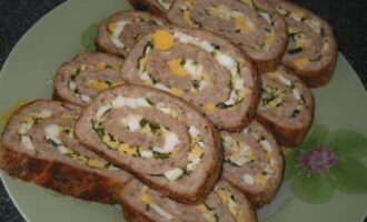 Мясной рулет с яичной начинкой