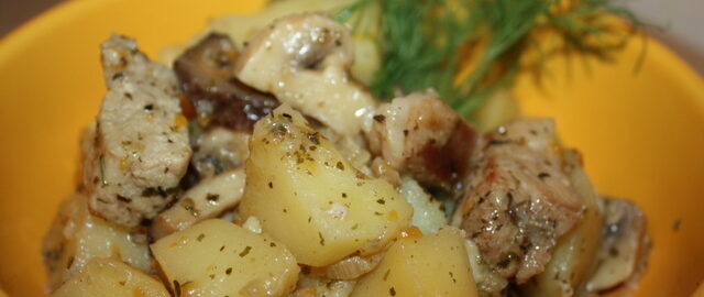 Картофель с луком и грибами