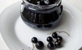 Консервированная черная смородина