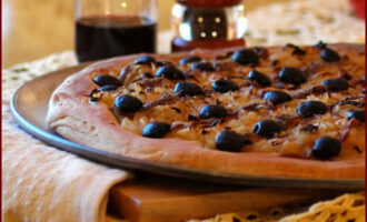 Пицца луковая с анчоусами и оливками