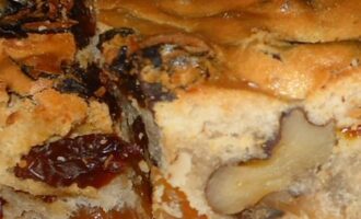 Коврижка с изюмом и орехами
